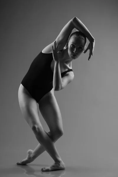 Bailarina de ballet moderna posando sobre fondo oscuro —  Fotos de Stock