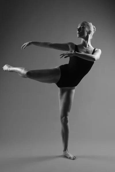 Danseuse de ballet moderne posant sur fond sombre — Photo