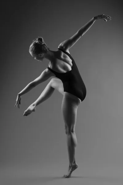 Modern balettdansare poserar på mörk bakgrund — Stockfoto