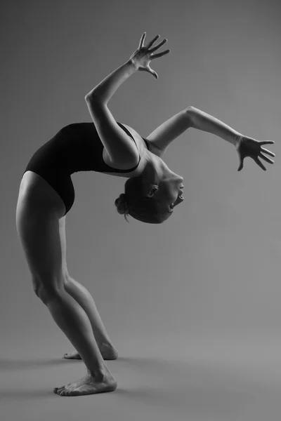 Bailarina de ballet moderna posando sobre fondo oscuro —  Fotos de Stock