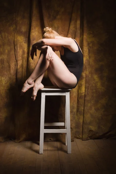 Bailarina de ballet moderna posando en interior oscuro —  Fotos de Stock