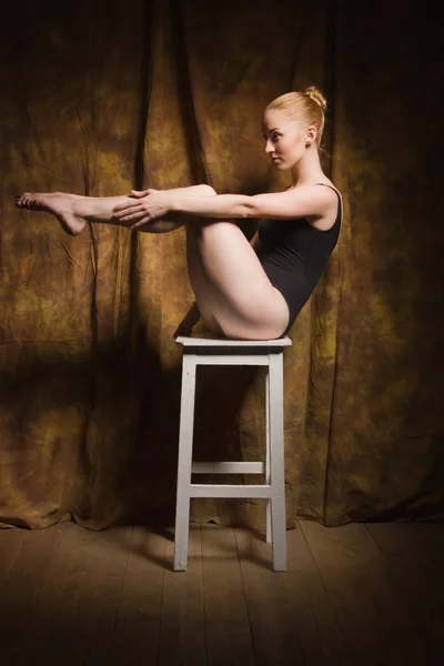 Bailarina de ballet moderna posando en interior oscuro — Foto de Stock