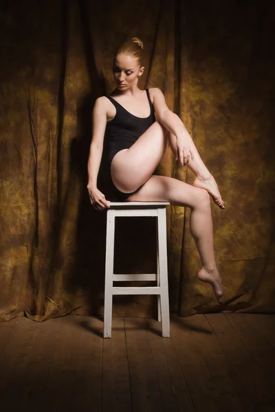 Bailarina de ballet moderna posando en interior oscuro — Foto de Stock