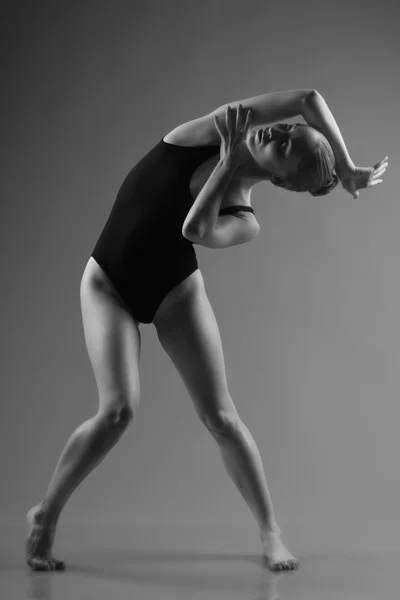 Moderno bailarino de balé posando no fundo escuro — Fotografia de Stock