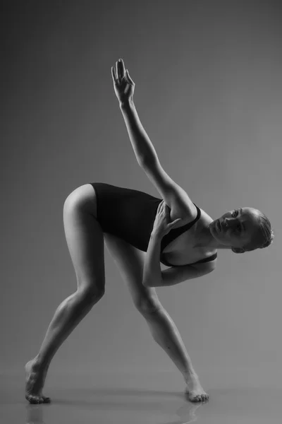 Moderní balet pózuje na tmavém pozadí — Stock fotografie