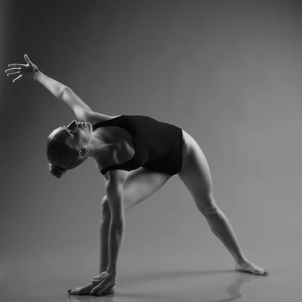 Moderne balletdanser poseren op donkere achtergrond — Stockfoto