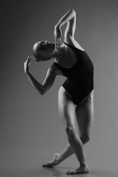 Сучасний балетмейстер позує на темному тлі — стокове фото