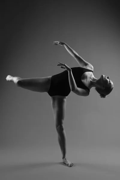 Ballerino moderno in posa su sfondo scuro — Foto Stock