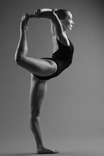 Moderne Balletttänzerin posiert auf dunklem Hintergrund — Stockfoto