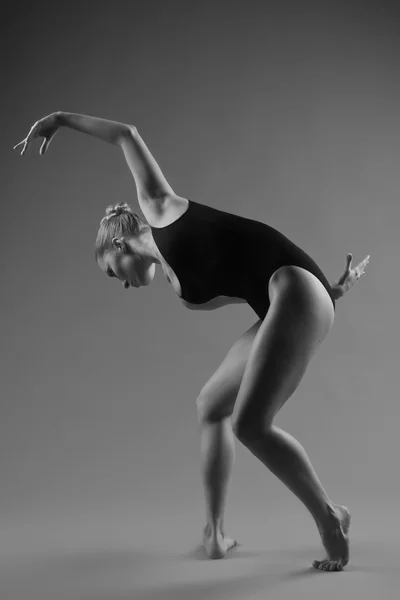 Ballerino moderno in posa su sfondo scuro — Foto Stock