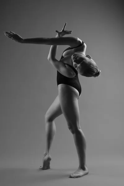 Danseuse de ballet moderne posant sur fond sombre — Photo