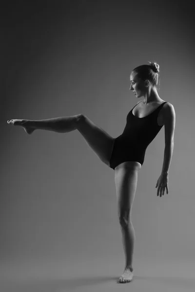 Moderne Balletttänzerin posiert auf dunklem Hintergrund — Stockfoto