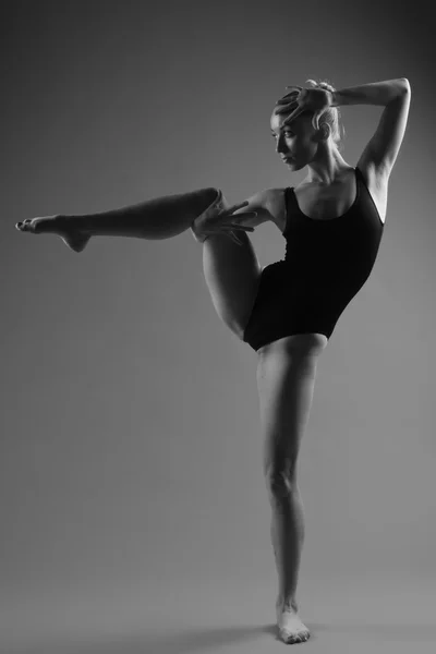 Ballerino moderno in posa su sfondo scuro — Foto Stock