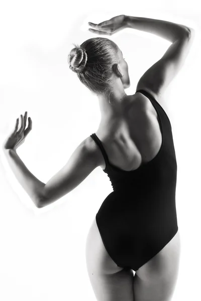 Современный артист балета позирует на белом фоне — стоковое фото