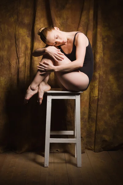 Tancerz baletowy pozowanie w ciemne wnętrze — Zdjęcie stockowe