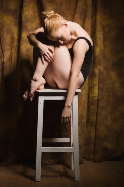 Moderní balet pózuje v temných interiérech — Stock fotografie