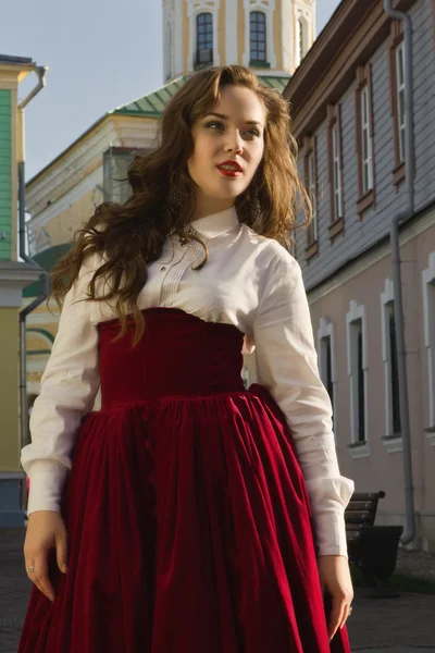 Kobieta ubrana w sukienka vintage na ulicy miasta — Zdjęcie stockowe