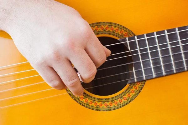 Chitarrista mano suonare la chitarra acustica — Foto Stock