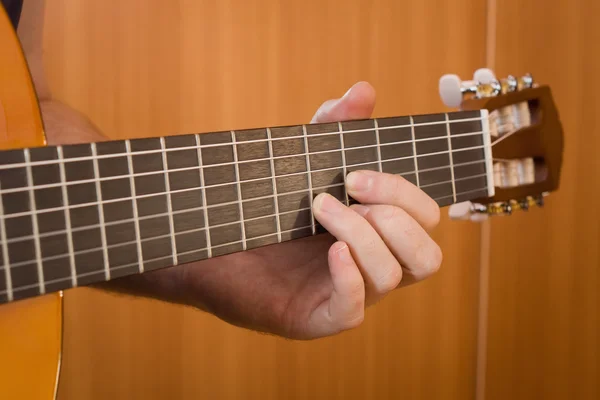 Guitarrista mão tocando guitarra acústica — Fotografia de Stock