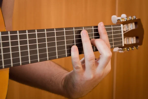 Chitarrista mano suonare la chitarra acustica — Foto Stock