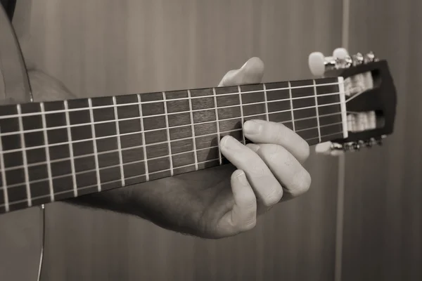Гітарна рука грає на акустичній гітарі — стокове фото