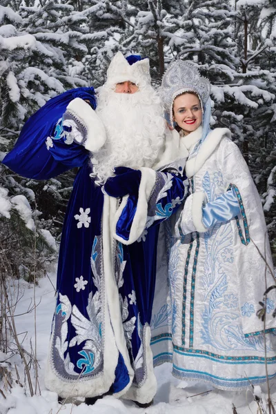 Personajes navideños rusos: Ded Moroz (Padre Frost) y Snegu — Foto de Stock