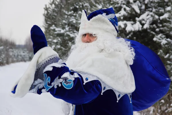 Ded Moroz (Father Frost) con sacchetto di regali nella foresta invernale — Foto Stock