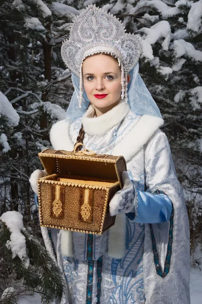 Snegurochka (Vierge des neiges) avec sac cadeau dans la forêt d'hiver — Photo