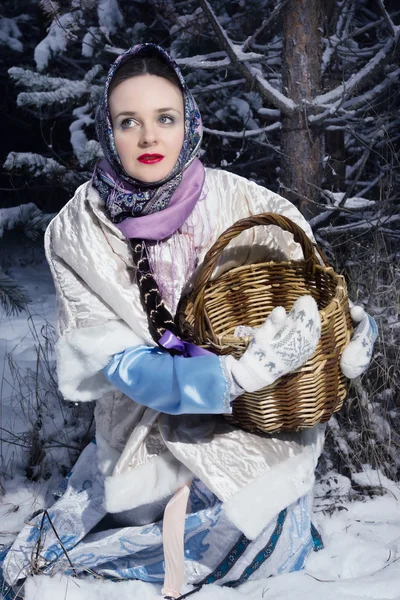 Ryska vackra flickan i skogen vinter — Stockfoto