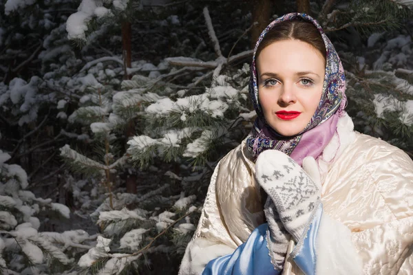 Menina bonita russa na floresta de inverno — Fotografia de Stock