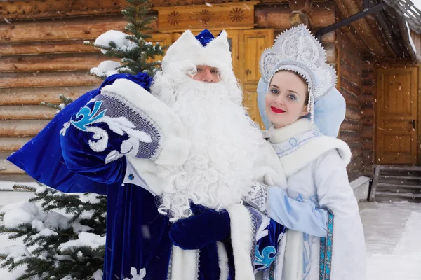 Русские рождественские персонажи: Дед Мороз (Дед Мороз) и Снегу — стоковое фото