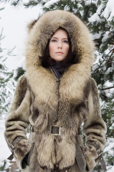 Jonge vrouw in het winter forest — Stockfoto