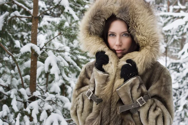 Mujer joven en el bosque de invierno — Foto de Stock