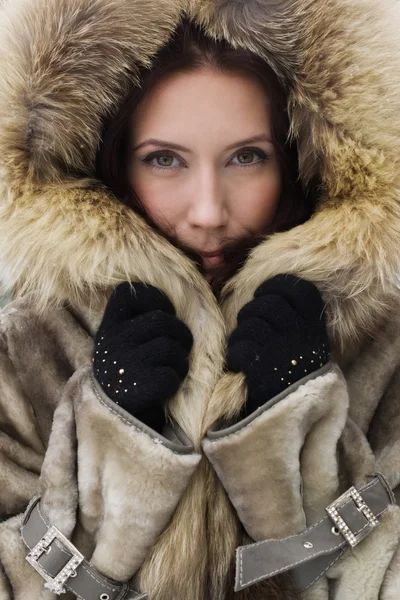 Jovem mulher na floresta de inverno — Fotografia de Stock