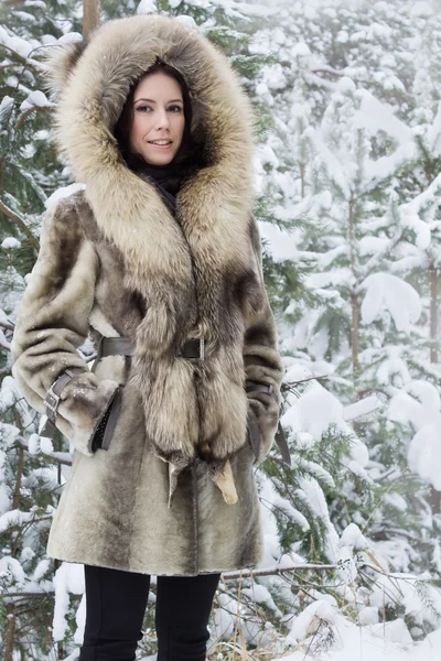 Молода жінка в зимовому лісі — стокове фото