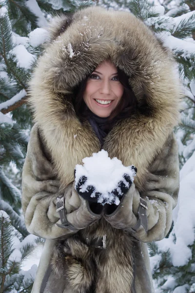 Ung kvinna i skogen vinter — Stockfoto