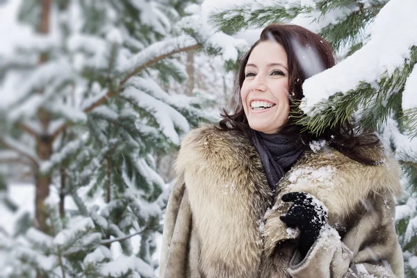 Ung kvinna i skogen vinter — Stockfoto