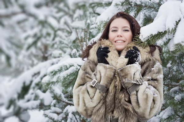 Mujer joven en el bosque de invierno — Foto de Stock