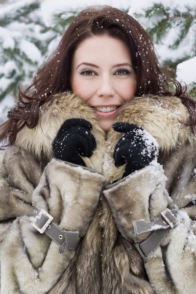 Ung kvinna i skogen vinter — Stockfoto