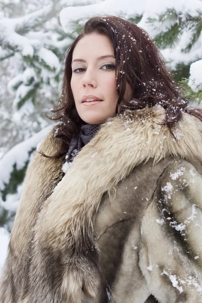 Молода жінка в зимовому лісі — стокове фото