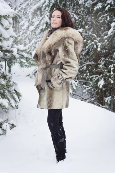 Giovane donna nella foresta invernale — Foto Stock