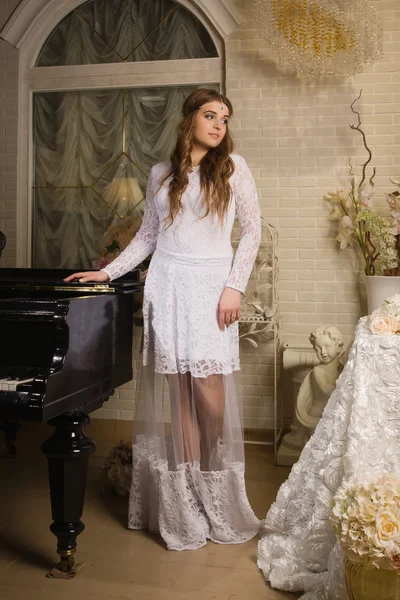 Mujer bonita en vestido de noche posando en un interior vintage —  Fotos de Stock