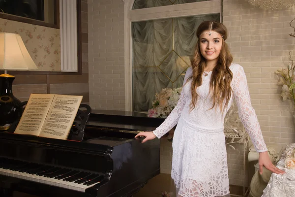 Bellezza donna in abito da sera suonare il pianoforte — Foto Stock