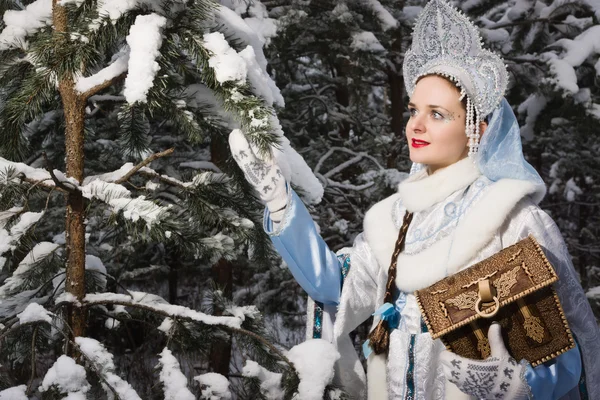 Snegurochka (Snow Maiden) with gifts bag in the winter forest — Φωτογραφία Αρχείου