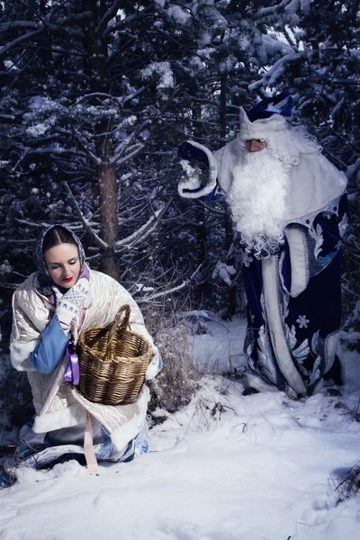 Морозко. Дед Мороз (Дед Фрост) и девушка в зимнем лесу — стоковое фото