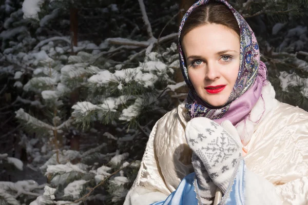 Russisch schön mädchen im winter wald — Stockfoto