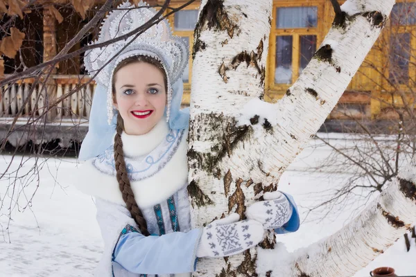 Snegurochka (Donzela de Neve) com saco de presentes na floresta de inverno — Fotografia de Stock