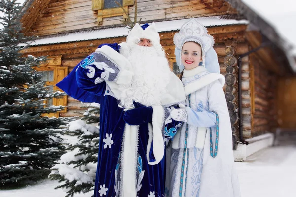 Personajes navideños rusos: Ded Moroz (Padre Frost) y Snegu —  Fotos de Stock