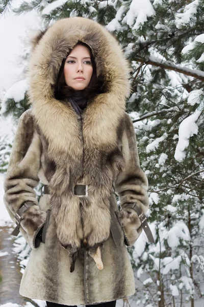 Jovem mulher na floresta de inverno — Fotografia de Stock