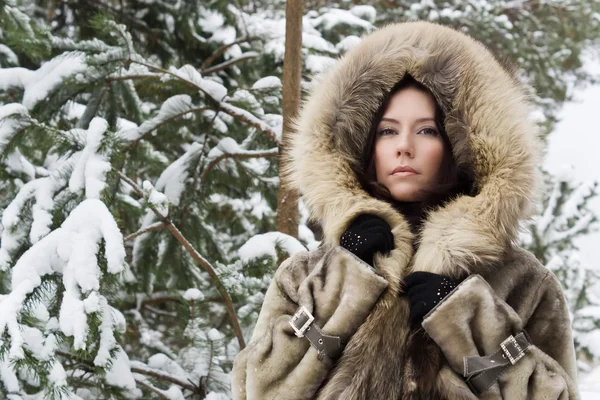 Giovane donna nella foresta invernale — Foto Stock
